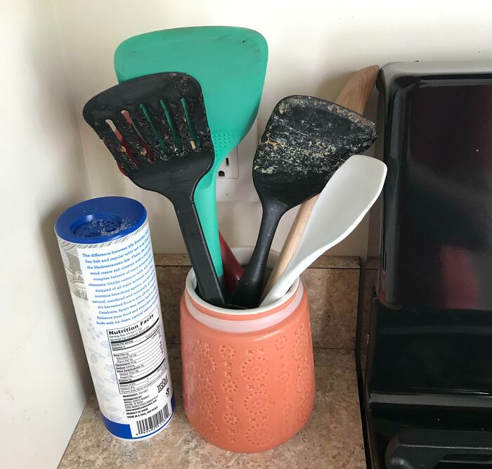 64 Horrible Roommates Who Somehow Passed The Vibe Check Before Move-In Day And Failed Soon After