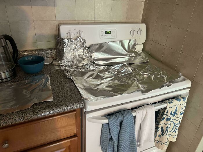 64 Horrible Roommates Who Somehow Passed The Vibe Check Before Move-In Day And Failed Soon After