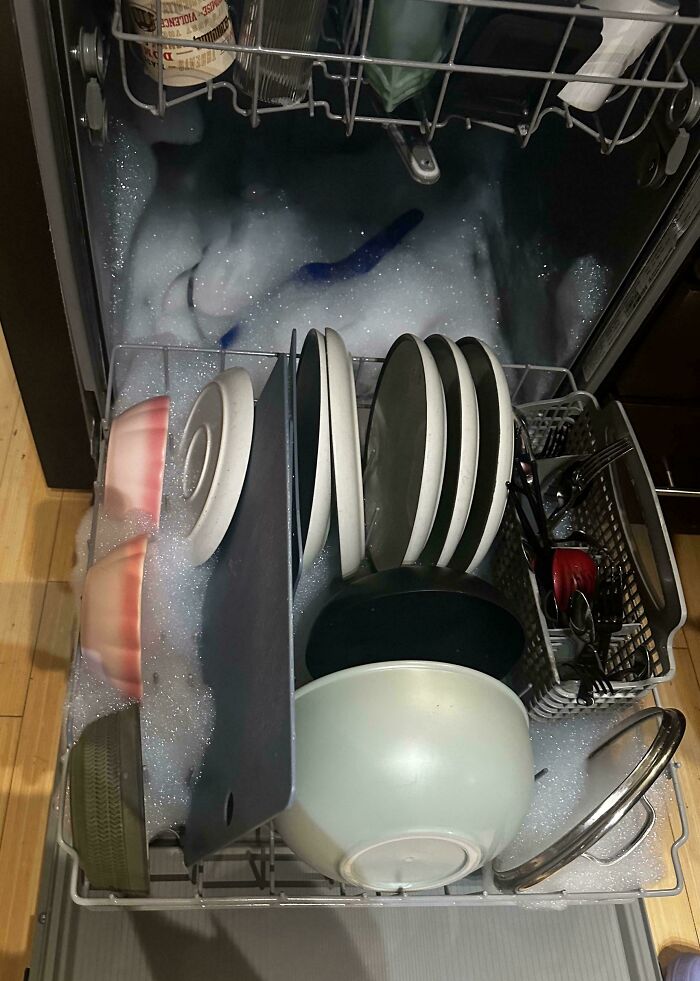 64 Horrible Roommates Who Somehow Passed The Vibe Check Before Move-In Day And Failed Soon After