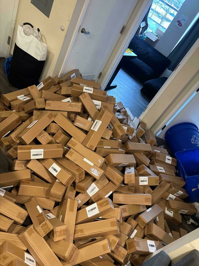 64 Horrible Roommates Who Somehow Passed The Vibe Check Before Move-In Day And Failed Soon After