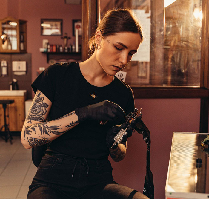 Woman Claims Tattoo Artist Ruined Her Ink, But The Reason Why Leaves The Whole Shop Stunned