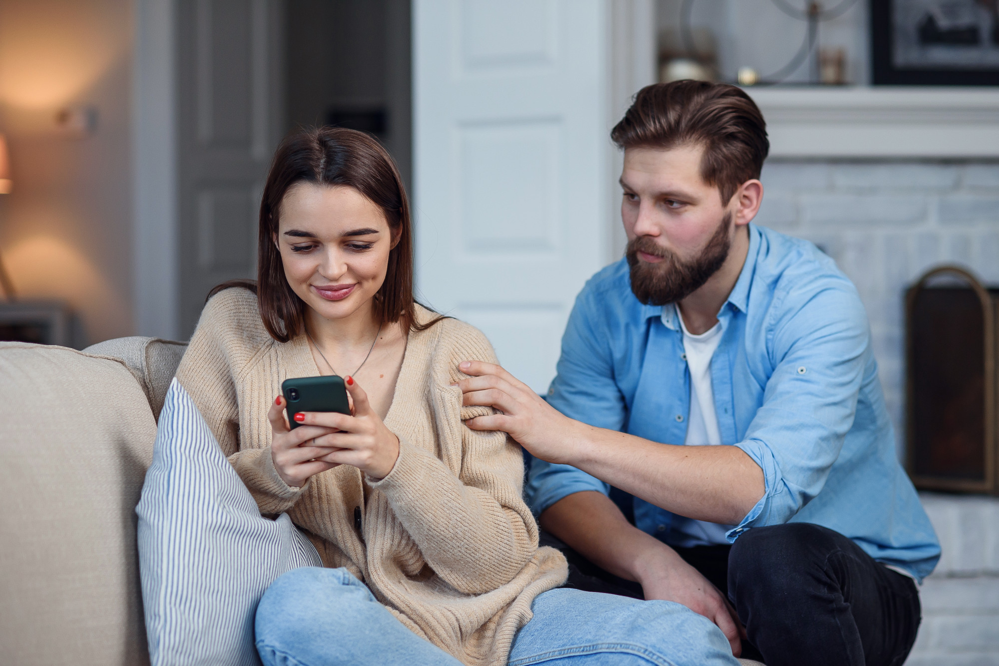 Man Discovers Wife’s Affair Through Her iWatch, Then Loses His Family Too When They Take Her Side