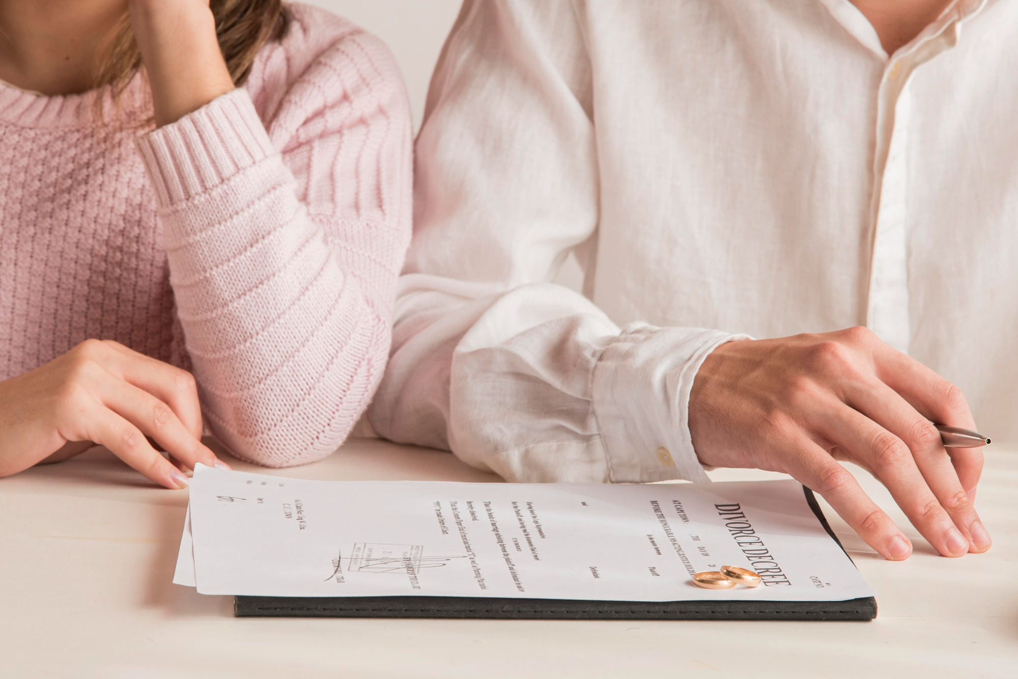 Man Discovers Wife’s Affair Through Her iWatch, Then Loses His Family Too When They Take Her Side