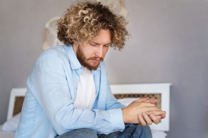 Man Discovers Wife’s Affair Through Her iWatch, Then Loses His Family Too When They Take Her Side