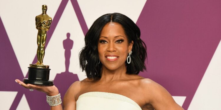 Actress Regina King is holding an Oscar