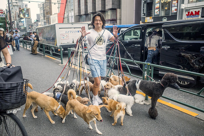 I&rsquo;m A Street Photographer Who Visited Japan And Captured Its Two Very Different Sides (30 Pics)