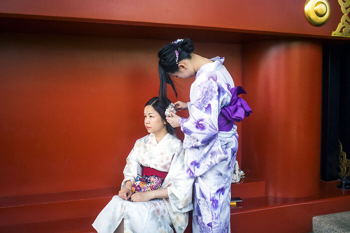 I&rsquo;m A Street Photographer Who Visited Japan And Captured Its Two Very Different Sides (30 Pics)