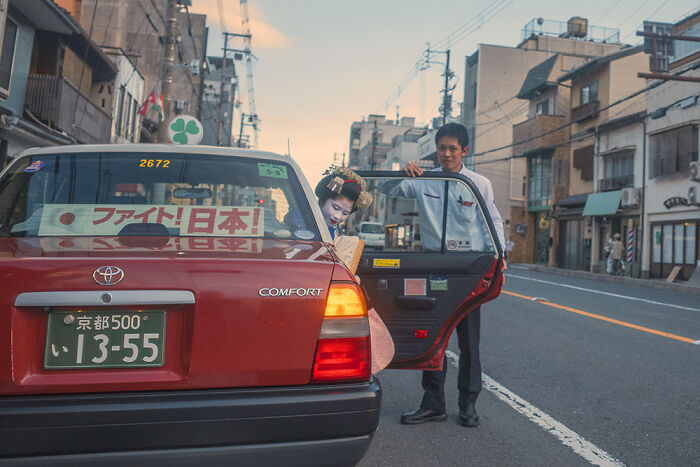 I&rsquo;m A Street Photographer Who Visited Japan And Captured Its Two Very Different Sides (30 Pics)