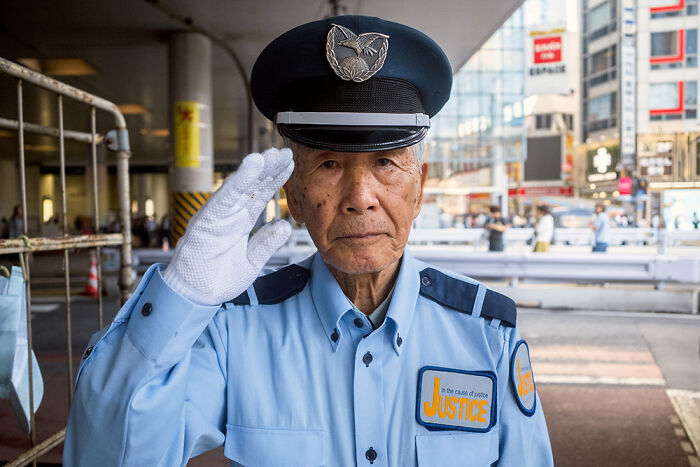 I&rsquo;m A Street Photographer Who Visited Japan And Captured Its Two Very Different Sides (30 Pics)