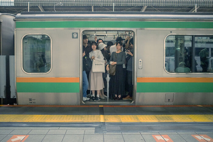 I&rsquo;m A Street Photographer Who Visited Japan And Captured Its Two Very Different Sides (30 Pics)