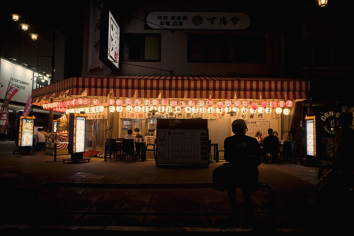 I&rsquo;m A Street Photographer Who Visited Japan And Captured Its Two Very Different Sides (30 Pics)