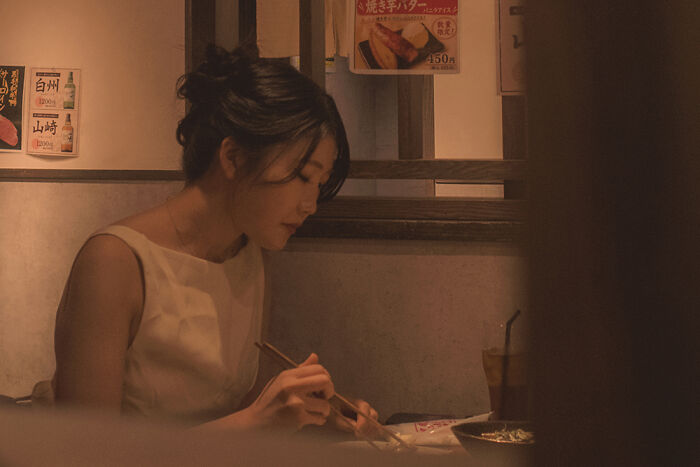 I&rsquo;m A Street Photographer Who Visited Japan And Captured Its Two Very Different Sides (30 Pics)