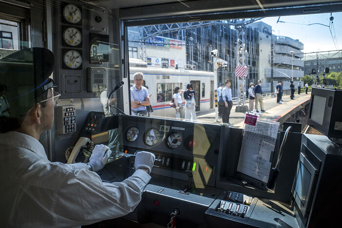 I&rsquo;m A Street Photographer Who Visited Japan And Captured Its Two Very Different Sides (30 Pics)