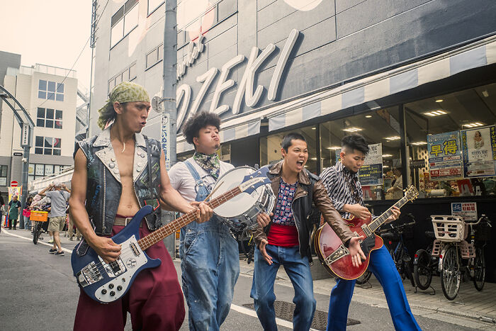 I&rsquo;m A Street Photographer Who Visited Japan And Captured Its Two Very Different Sides (30 Pics)