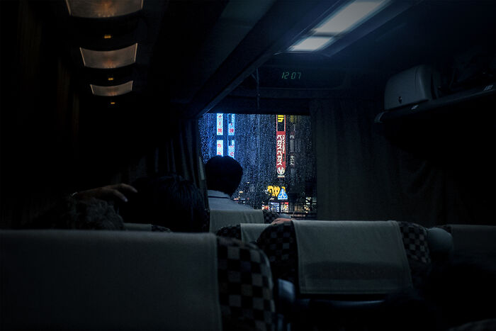 I&rsquo;m A Street Photographer Who Visited Japan And Captured Its Two Very Different Sides (30 Pics)