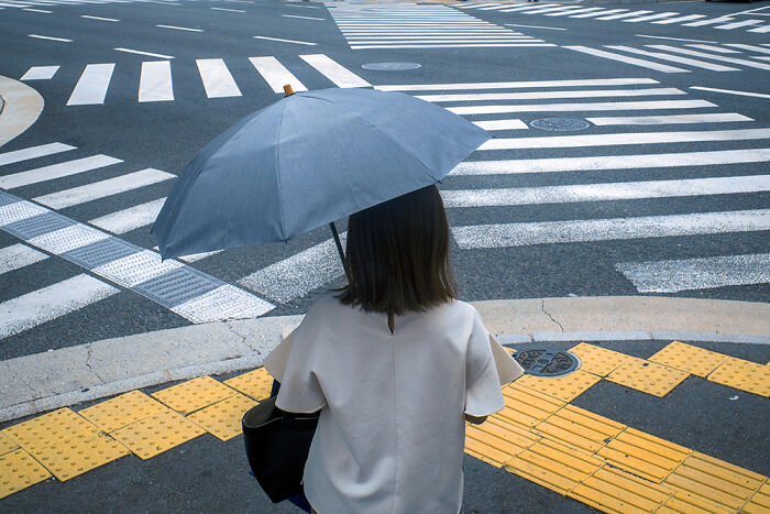 I&rsquo;m A Street Photographer Who Visited Japan And Captured Its Two Very Different Sides (30 Pics)