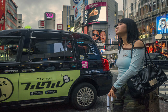 I&rsquo;m A Street Photographer Who Visited Japan And Captured Its Two Very Different Sides (30 Pics)