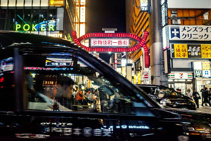 I&rsquo;m A Street Photographer Who Visited Japan And Captured Its Two Very Different Sides (30 Pics)