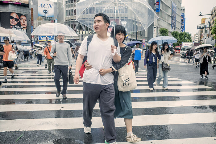 I&rsquo;m A Street Photographer Who Visited Japan And Captured Its Two Very Different Sides (30 Pics)