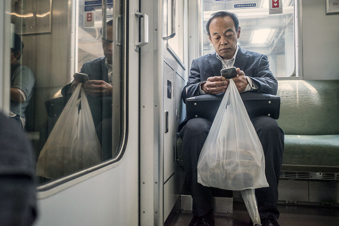 I&rsquo;m A Street Photographer Who Visited Japan And Captured Its Two Very Different Sides (30 Pics)