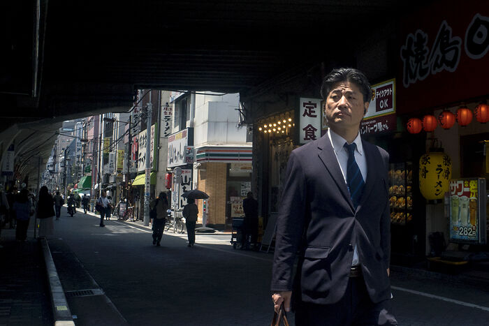 I&rsquo;m A Street Photographer Who Visited Japan And Captured Its Two Very Different Sides (30 Pics)