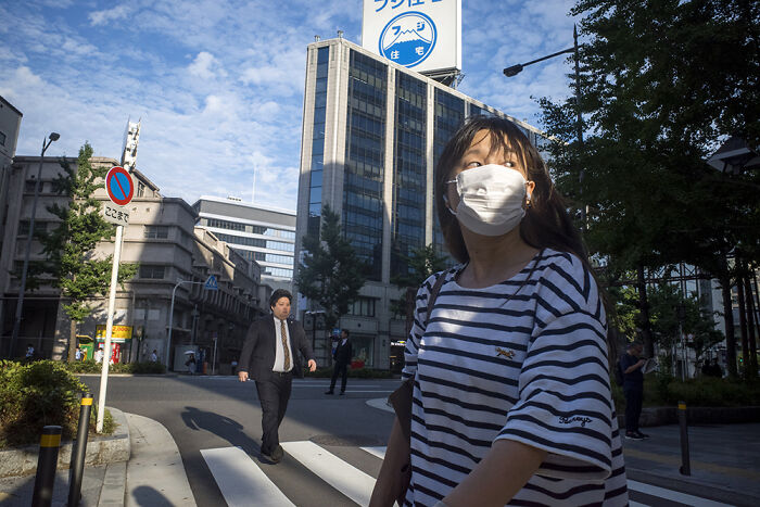 I&rsquo;m A Street Photographer Who Visited Japan And Captured Its Two Very Different Sides (30 Pics)