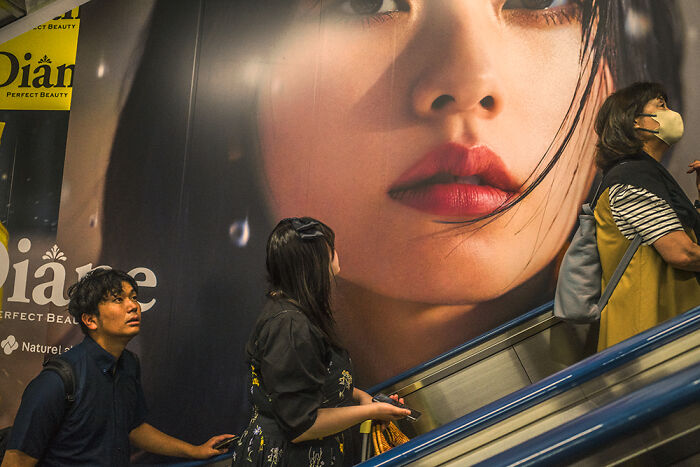 I&rsquo;m A Street Photographer Who Visited Japan And Captured Its Two Very Different Sides (30 Pics)