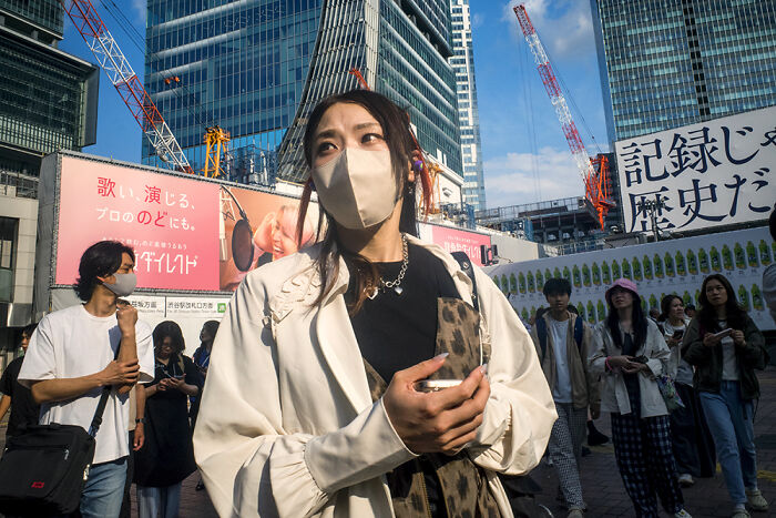 I&rsquo;m A Street Photographer Who Visited Japan And Captured Its Two Very Different Sides (30 Pics)
