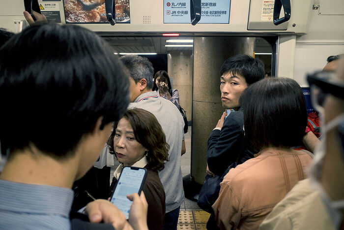 I&rsquo;m A Street Photographer Who Visited Japan And Captured Its Two Very Different Sides (30 Pics)