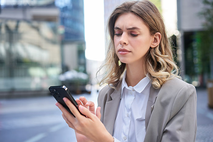 Woman Desperate For A New iPhone, Lashes Out Against BF For Not Gifting It Despite His Layoff Woman Desperate For A New iPhone, Lashes Out Against BF For Not Gifting It Despite His Layoff