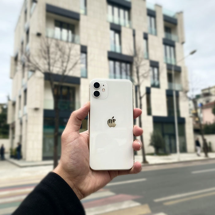 Woman Desperate For A New iPhone, Lashes Out Against BF For Not Gifting It Despite His Layoff Woman Desperate For A New iPhone, Lashes Out Against BF For Not Gifting It Despite His Layoff