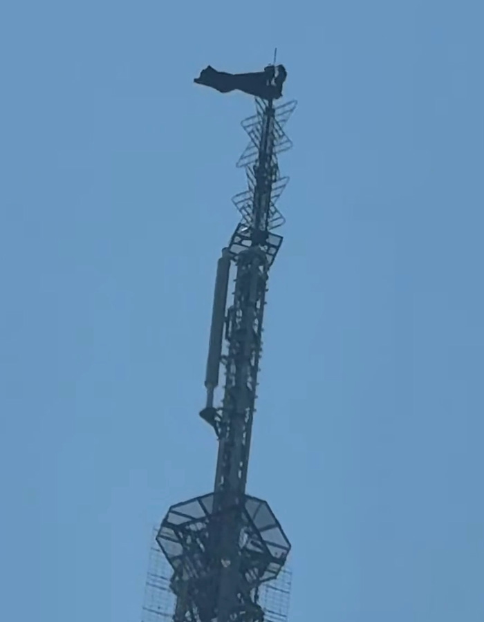 Empire State Building Daredevils Expose Security Lapse After Scaling 1,454-Foot Antenna To Hang “Cringe” Flag Empire State Building Daredevils Expose Security Lapse After Scaling 1,454-Foot Antenna To Hang “Cringe” Flag