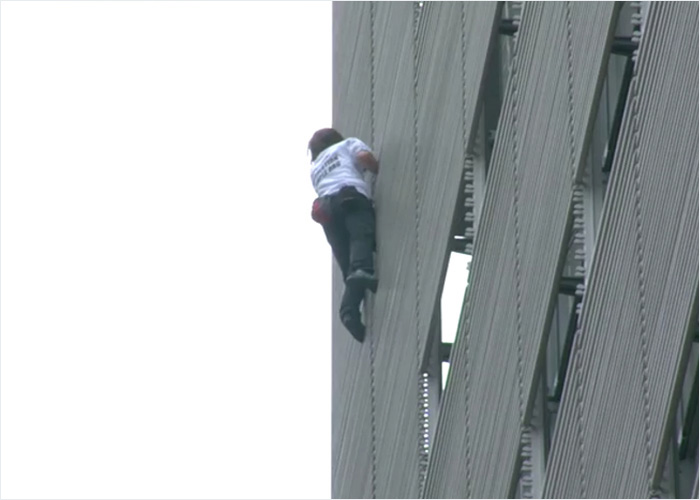 Empire State Building Daredevils Expose Security Lapse After Scaling 1,454-Foot Antenna To Hang “Cringe” Flag Empire State Building Daredevils Expose Security Lapse After Scaling 1,454-Foot Antenna To Hang “Cringe” Flag