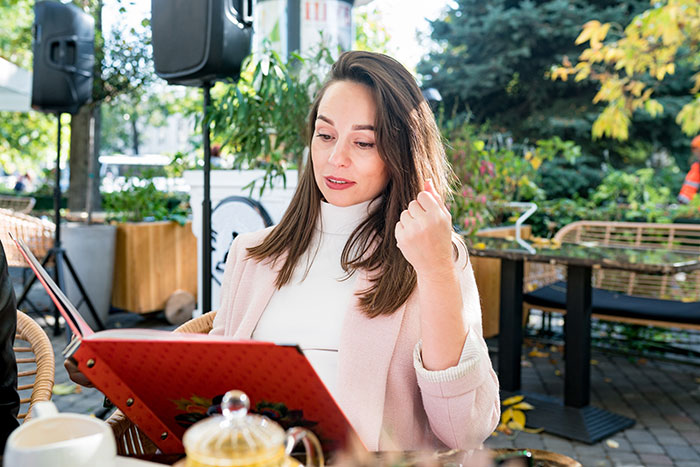 Mom&rsquo;s Ridiculous Free Lunch Scheme Backfires When Her Friend Loses Patience After Falling For It Twice