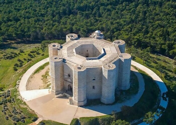30 Famous Buildings With Incredible Histories That Deserve To Be Remembered Forever 30 Famous Buildings With Incredible Histories That Deserve To Be Remembered Forever