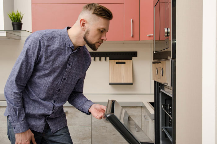 40YO Woman Prioritizes 24YO Friend’s Comfort Over Hubby, Lets Her Stay In Their House Indefinitely