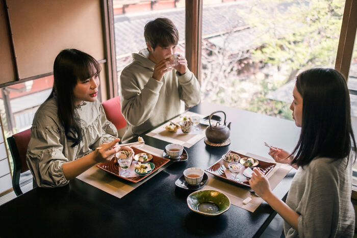 34 Country-Specific Habits That Are Completely Normal To Locals But Confusing To Everyone Else