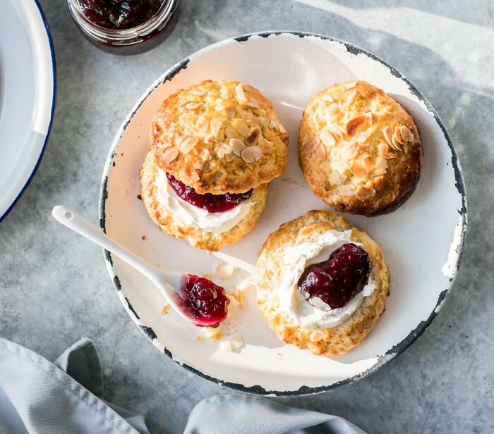 34 Country-Specific Habits That Are Completely Normal To Locals But Confusing To Everyone Else