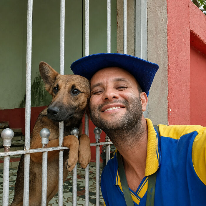 This Kind Mailman Stops To Befriend Dogs During His Deliveries, And It Might Melt Your Heart (24 New Pics) This Kind Mailman Stops To Befriend Dogs During His Deliveries, And It Might Melt Your Heart (24 New Pics)