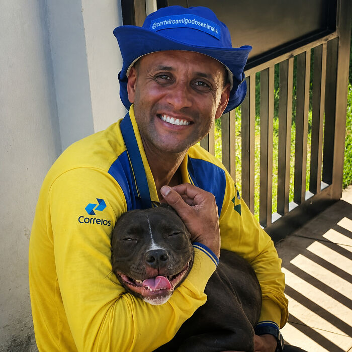 This Kind Mailman Stops To Befriend Dogs During His Deliveries, And It Might Melt Your Heart (24 New Pics) This Kind Mailman Stops To Befriend Dogs During His Deliveries, And It Might Melt Your Heart (24 New Pics)