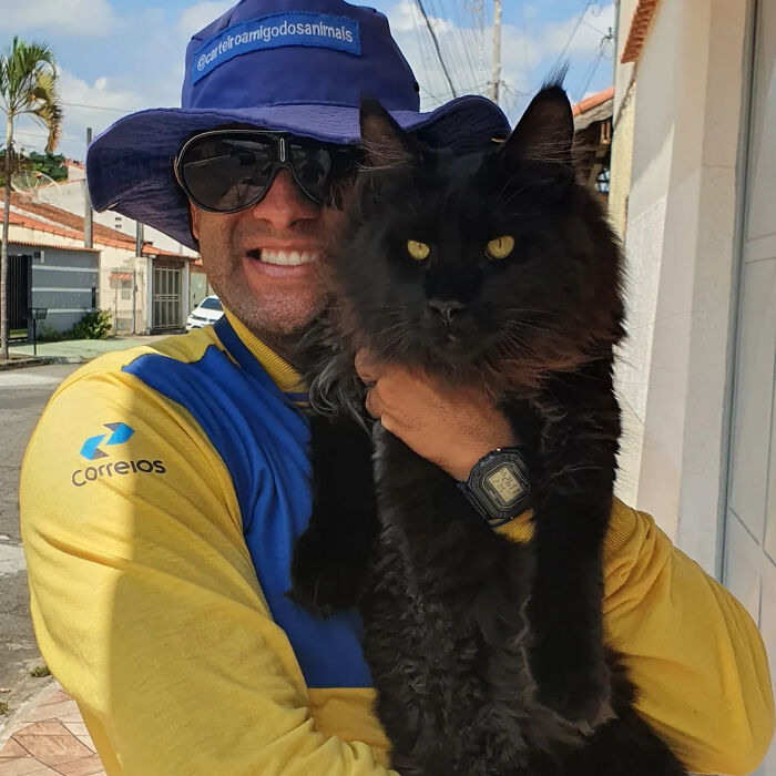 This Kind Mailman Stops To Befriend Dogs During His Deliveries, And It Might Melt Your Heart (24 New Pics) This Kind Mailman Stops To Befriend Dogs During His Deliveries, And It Might Melt Your Heart (24 New Pics)