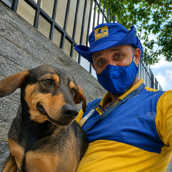 This Kind Mailman Stops To Befriend Dogs During His Deliveries, And It Might Melt Your Heart (24 New Pics) This Kind Mailman Stops To Befriend Dogs During His Deliveries, And It Might Melt Your Heart (24 New Pics)