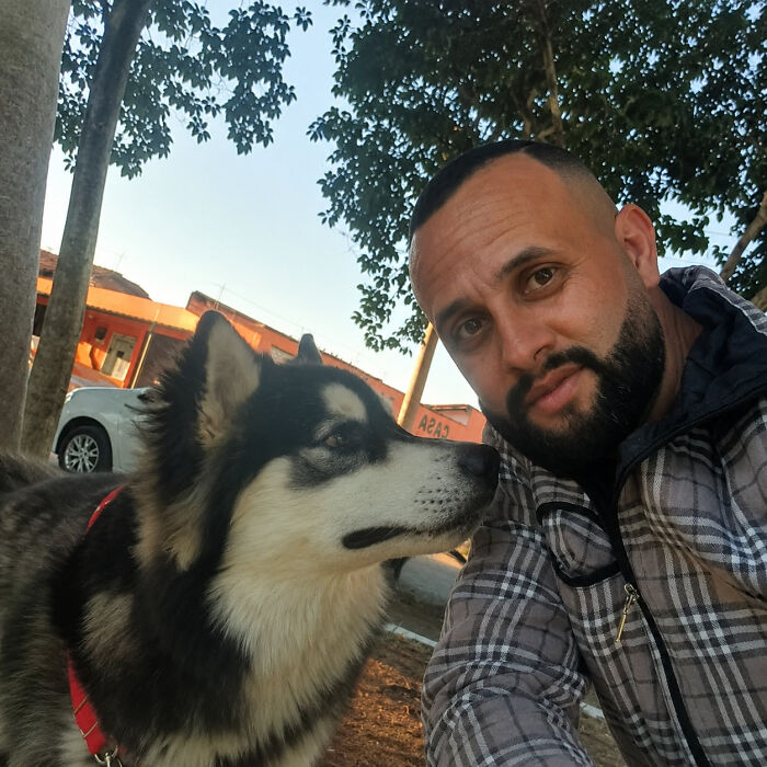 This Kind Mailman Stops To Befriend Dogs During His Deliveries, And It Might Melt Your Heart (24 New Pics) This Kind Mailman Stops To Befriend Dogs During His Deliveries, And It Might Melt Your Heart (24 New Pics)