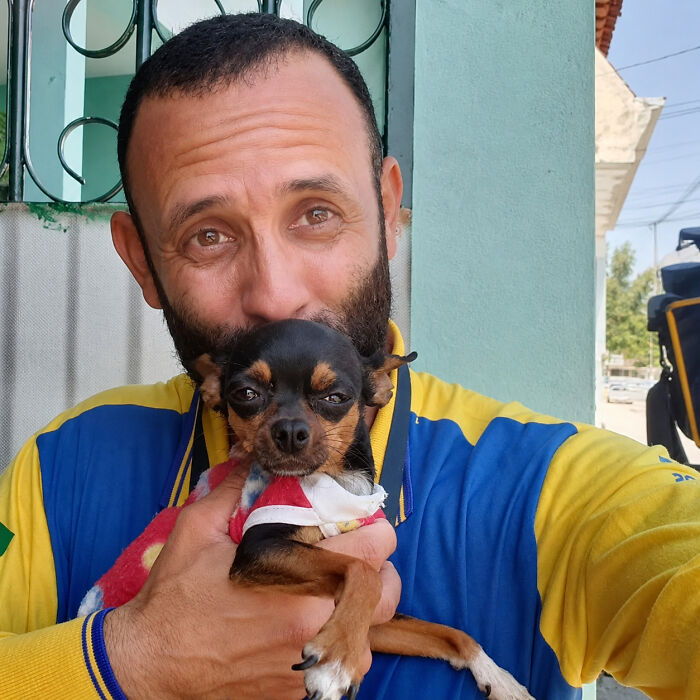 This Kind Mailman Stops To Befriend Dogs During His Deliveries, And It Might Melt Your Heart (24 New Pics) This Kind Mailman Stops To Befriend Dogs During His Deliveries, And It Might Melt Your Heart (24 New Pics)