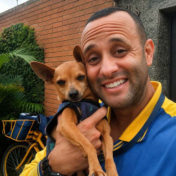 This Kind Mailman Stops To Befriend Dogs During His Deliveries, And It Might Melt Your Heart (24 New Pics) This Kind Mailman Stops To Befriend Dogs During His Deliveries, And It Might Melt Your Heart (24 New Pics)