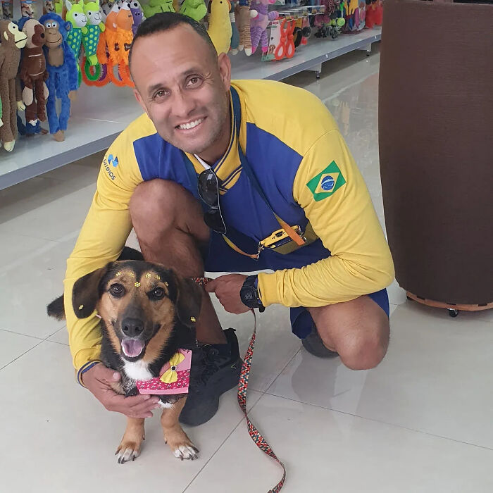 This Kind Mailman Stops To Befriend Dogs During His Deliveries, And It Might Melt Your Heart (24 New Pics) This Kind Mailman Stops To Befriend Dogs During His Deliveries, And It Might Melt Your Heart (24 New Pics)