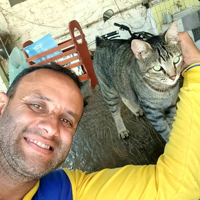 This Kind Mailman Stops To Befriend Dogs During His Deliveries, And It Might Melt Your Heart (24 New Pics) This Kind Mailman Stops To Befriend Dogs During His Deliveries, And It Might Melt Your Heart (24 New Pics)