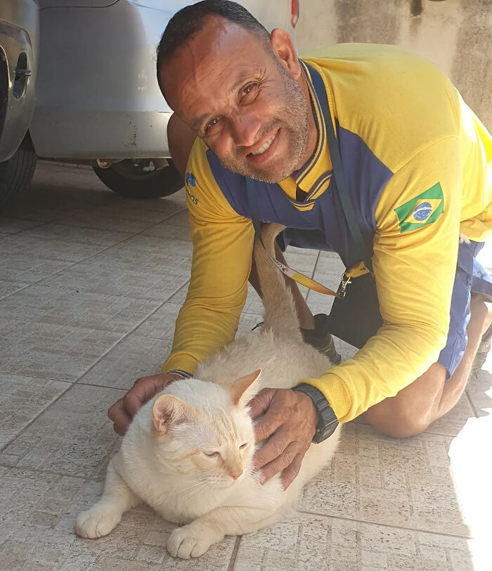 This Kind Mailman Stops To Befriend Dogs During His Deliveries, And It Might Melt Your Heart (24 New Pics) This Kind Mailman Stops To Befriend Dogs During His Deliveries, And It Might Melt Your Heart (24 New Pics)