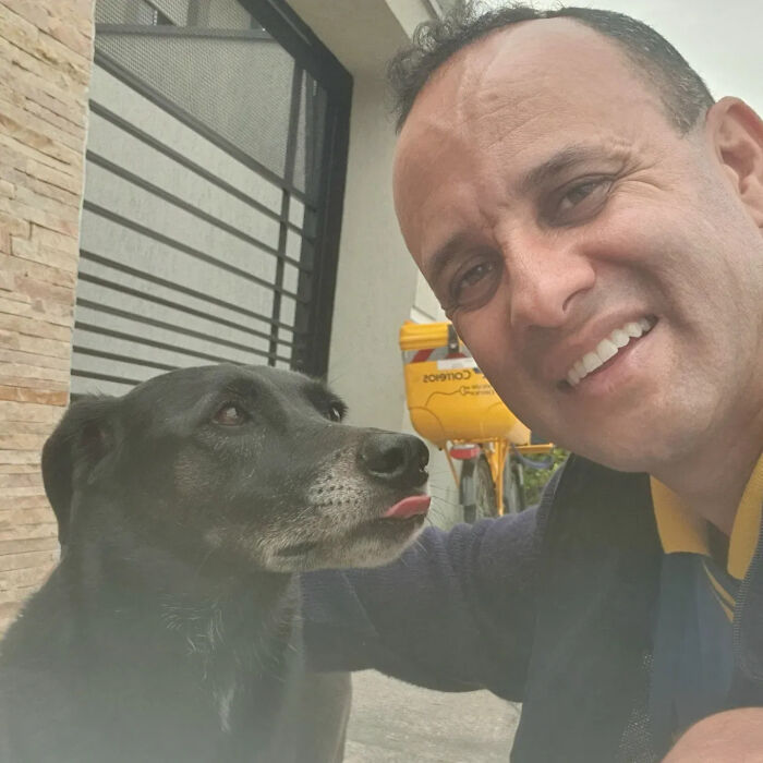 This Kind Mailman Stops To Befriend Dogs During His Deliveries, And It Might Melt Your Heart (24 New Pics) This Kind Mailman Stops To Befriend Dogs During His Deliveries, And It Might Melt Your Heart (24 New Pics)