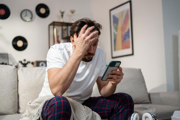 Groom’s Friend Misses Wedding After Showing Up, Sends Emotional Messages About Withdrawal Issues Groom’s Friend Misses Wedding After Showing Up, Sends Emotional Messages About Withdrawal Issues